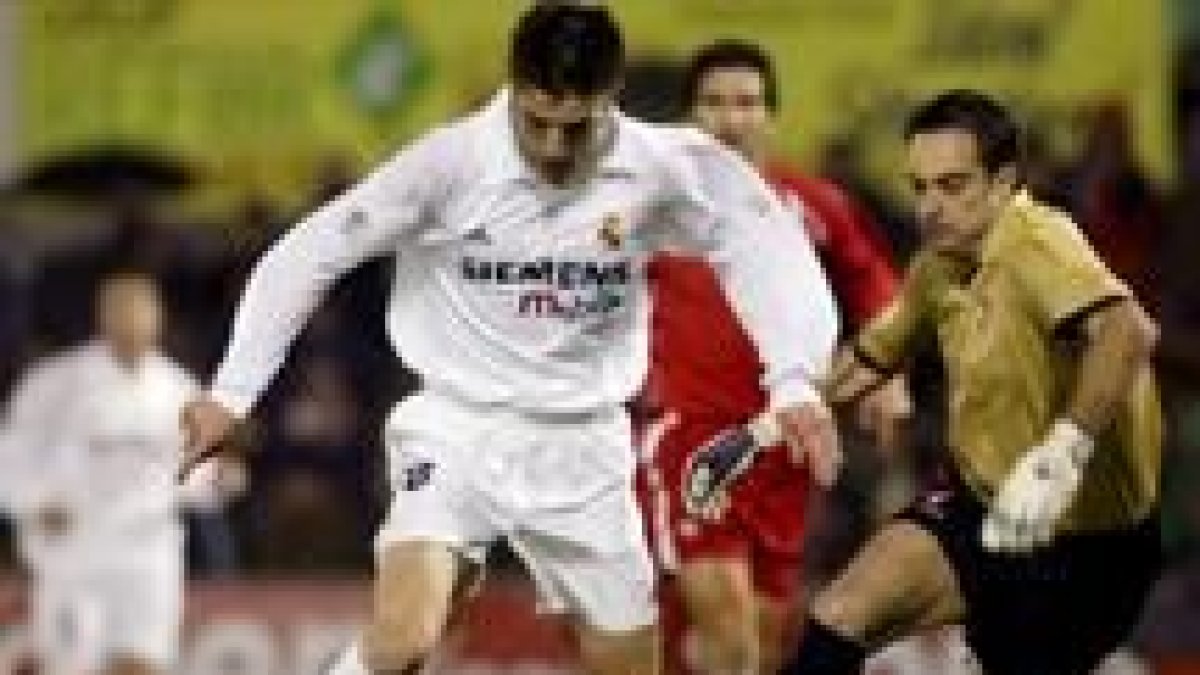 El portero Fernando Maestro intenta arrebatar el balón al madridista Portillo