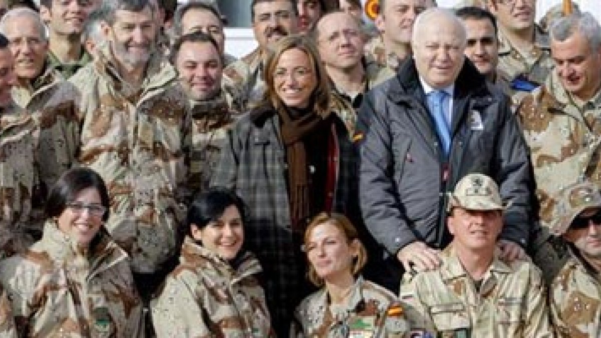 Chacón y Moratinos posan con un grupo de militares en la base de Herat.