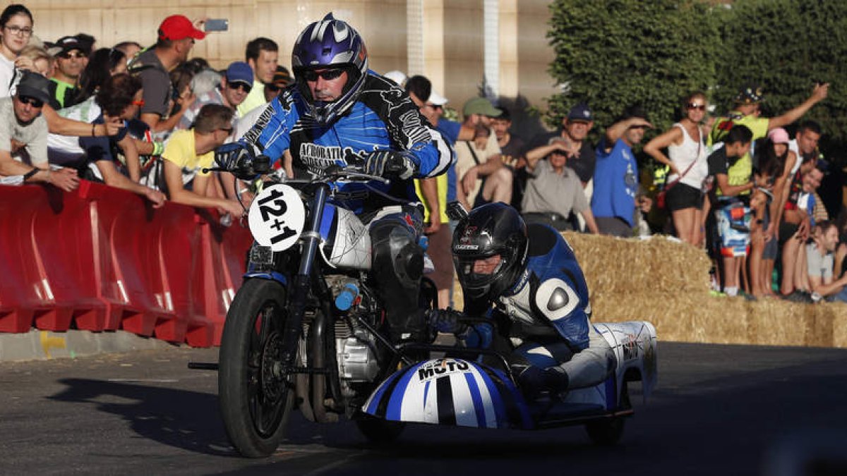 En la exhibición de Clásicas también estuvo presente un sidecar en un Gran Premio que ayer vivió su primera jornada y hoy reunirá a más de 60.000 aficionados. JESÚS F. SALVADORES