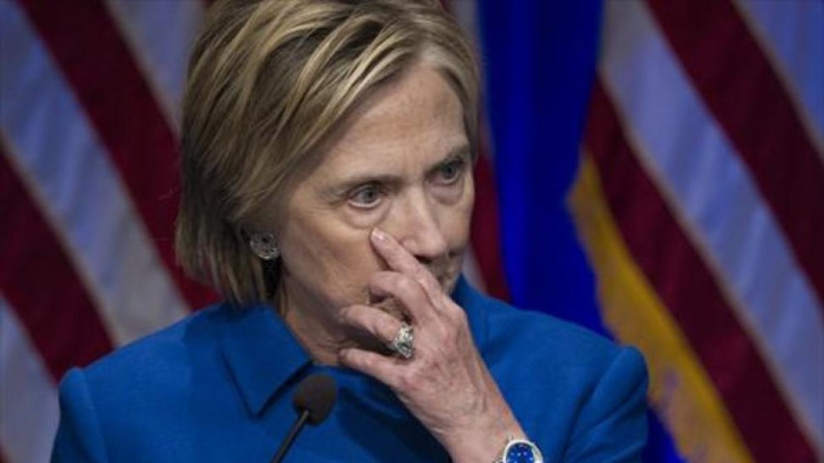 Hillary Clinton contiene la emoción durante su intervención en la gala del Fondo para la Defensa de los Niños, el miércoles por la noche en Washington.