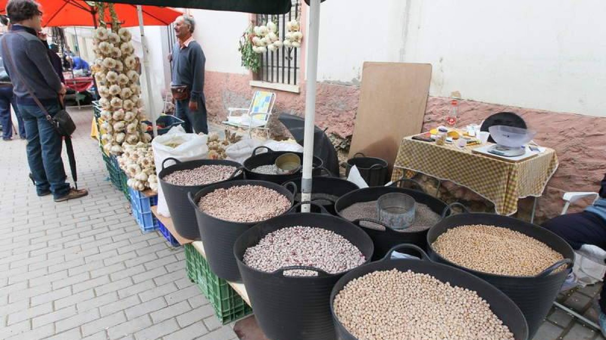 Un stand de la feria de legumbres y hortalizas de Villares de Órbigo.