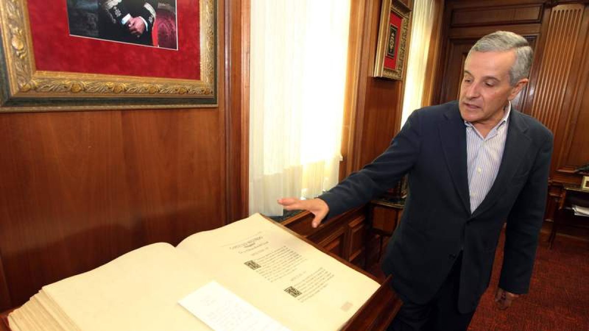 El alcalde, con la Constitución restaurada.