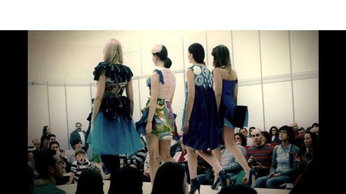 En la imagen principal, los diseños de la colección uno de los días del desfile. A la derecha, un boceto y, abajo, uno de los vestidos.