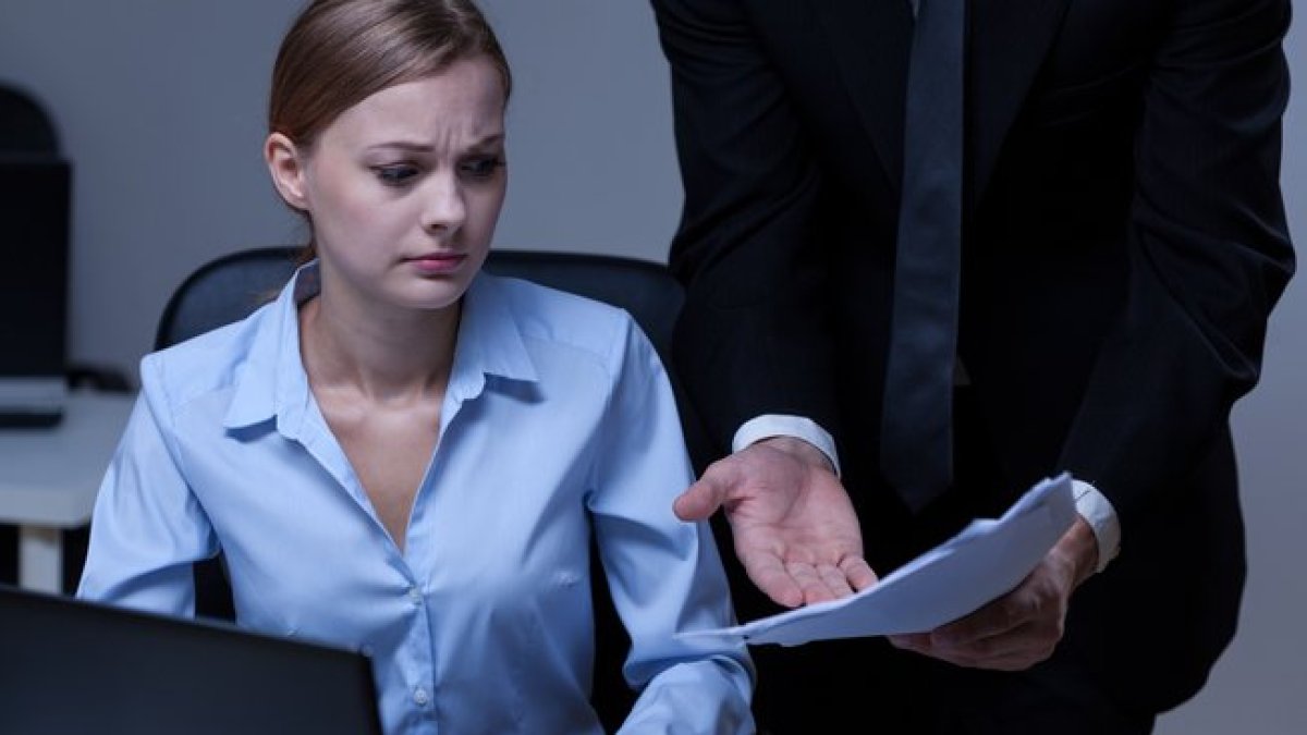 Una mujer comete un error en la oficina.