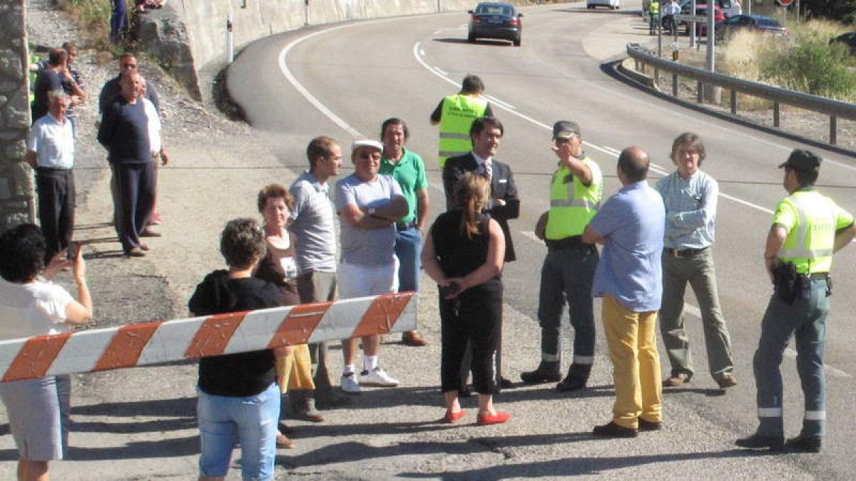 Suárez Quiñones, con el alcaldede y con técnicos de Carreteras y Tráfico ayer en Villasimpliz.