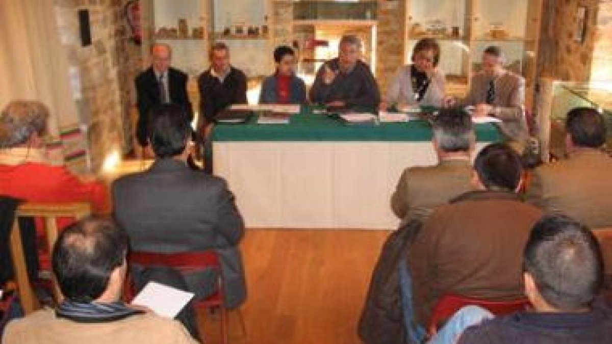 Reunión de alcaldes de la Asociación Montañas del Teleno en una imagen de archivo.