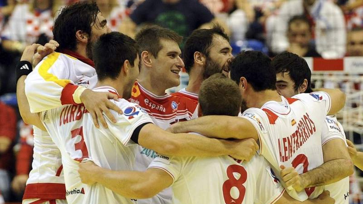 Los jugadores de la selección celebran un triunfo en el pasado Europeo de Serbia.