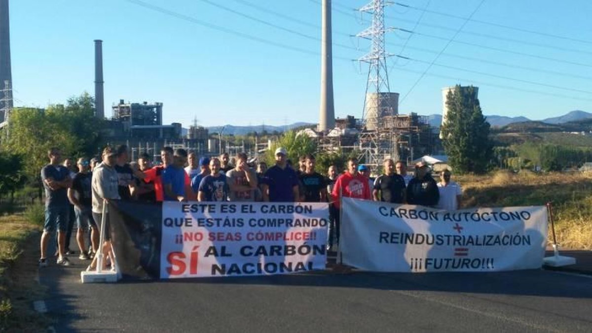 Un grupo de mineros de Astur Leonesa bloquean la central de Compostilla.