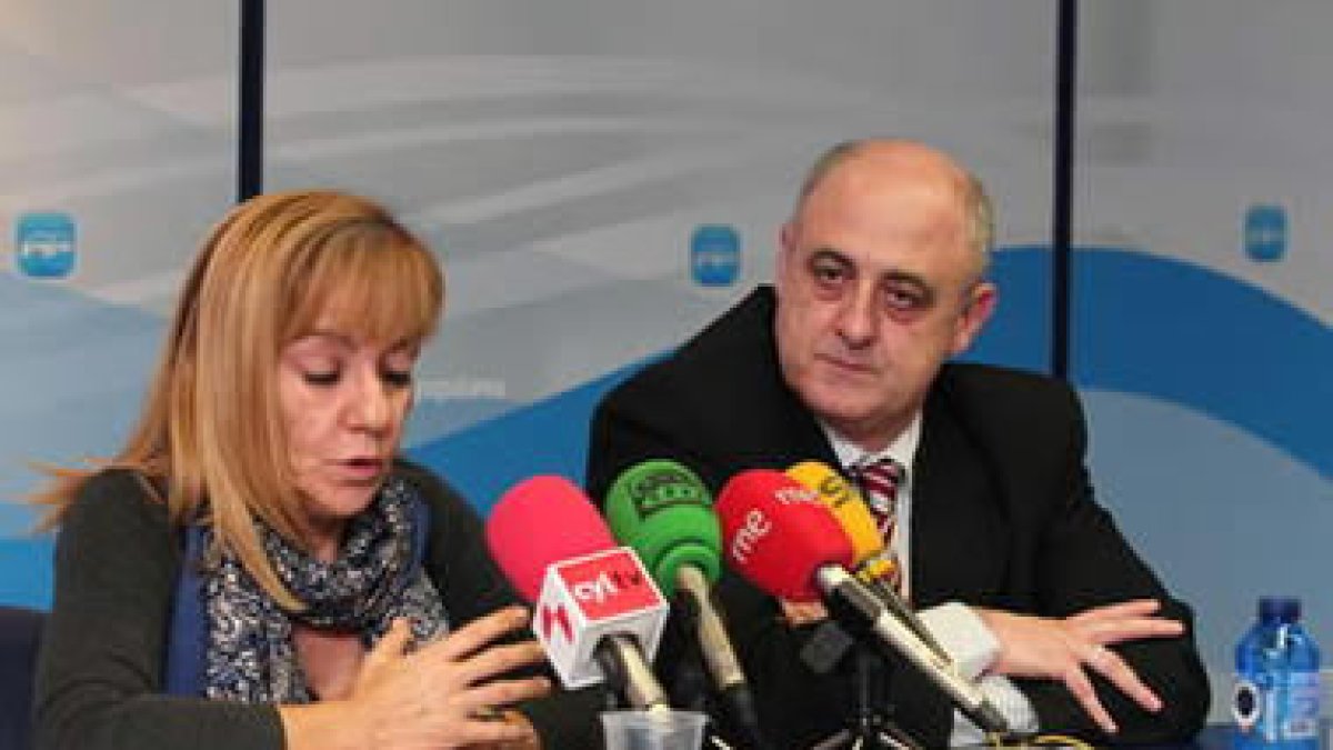 Isabel Carrasco y Gregorio Chamorro tras resultar elegido.