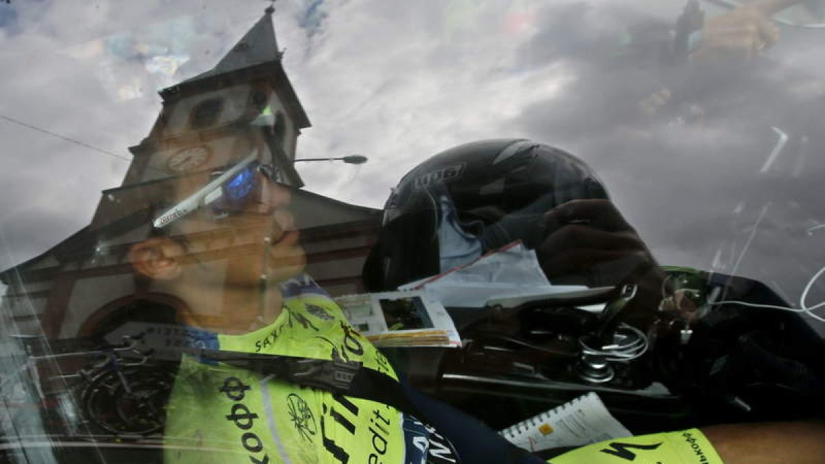 Alberto Contador, desolado, tras abandonar por una caída.