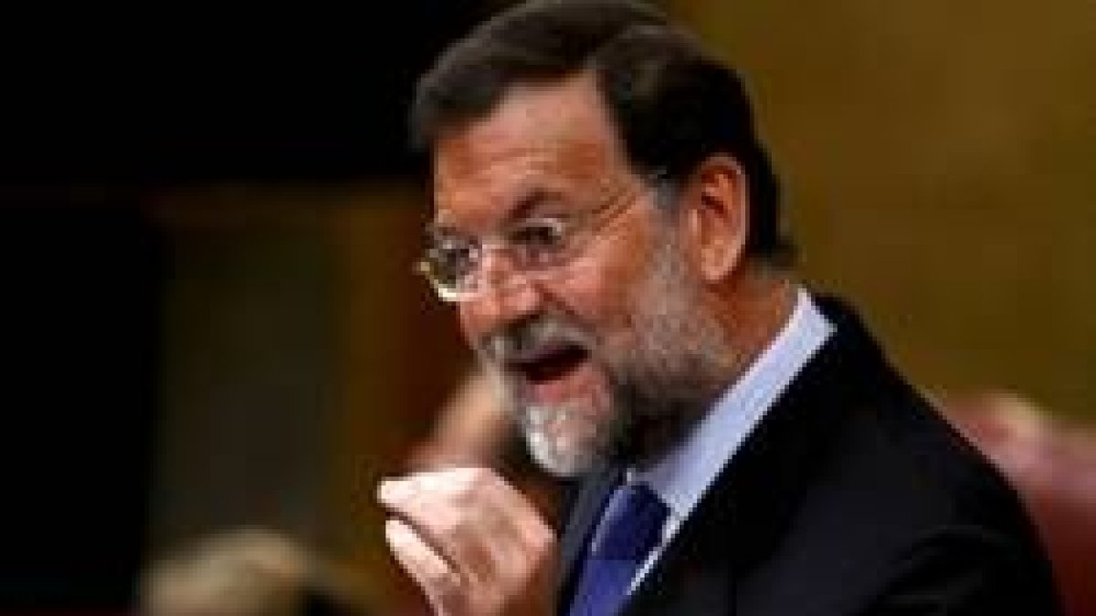 El líder del Partido Popular recriminó a Zapatero su «pasotismo e inoperancia» frente a la crisis