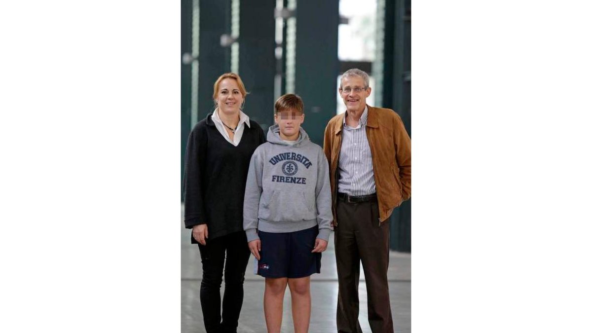 Eulàlia posa con su hijo y Sunyer, director del proyecto. S. SÁEZ