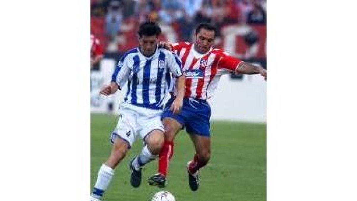 Iker Begoña, a la izquierda, y el rojiblanco Sergi pugnan por un balón