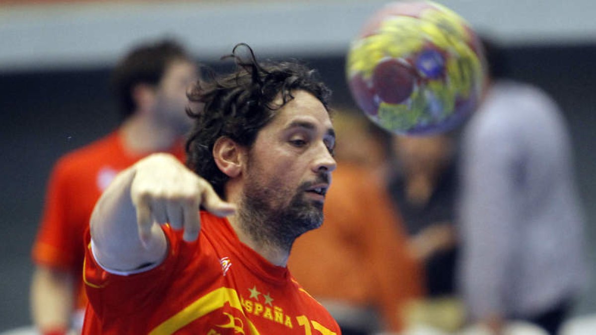 En su vuelta a la Selección española el extremo leonés Juanín anotó cuatro dianas para certificar el triunfo hispano.