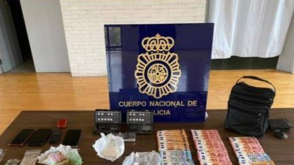 La policía se incautó de distintas cantidades de droga, dinero en metálico, teléfonos móviles y balanzas de precisión entre otros objetos, en los registros de la operación. DL