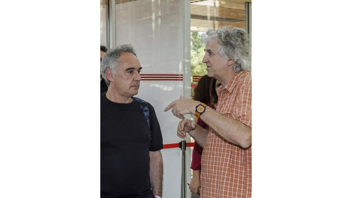 Adrià y Arsuaga conversan animadamente. SANTI OTERO