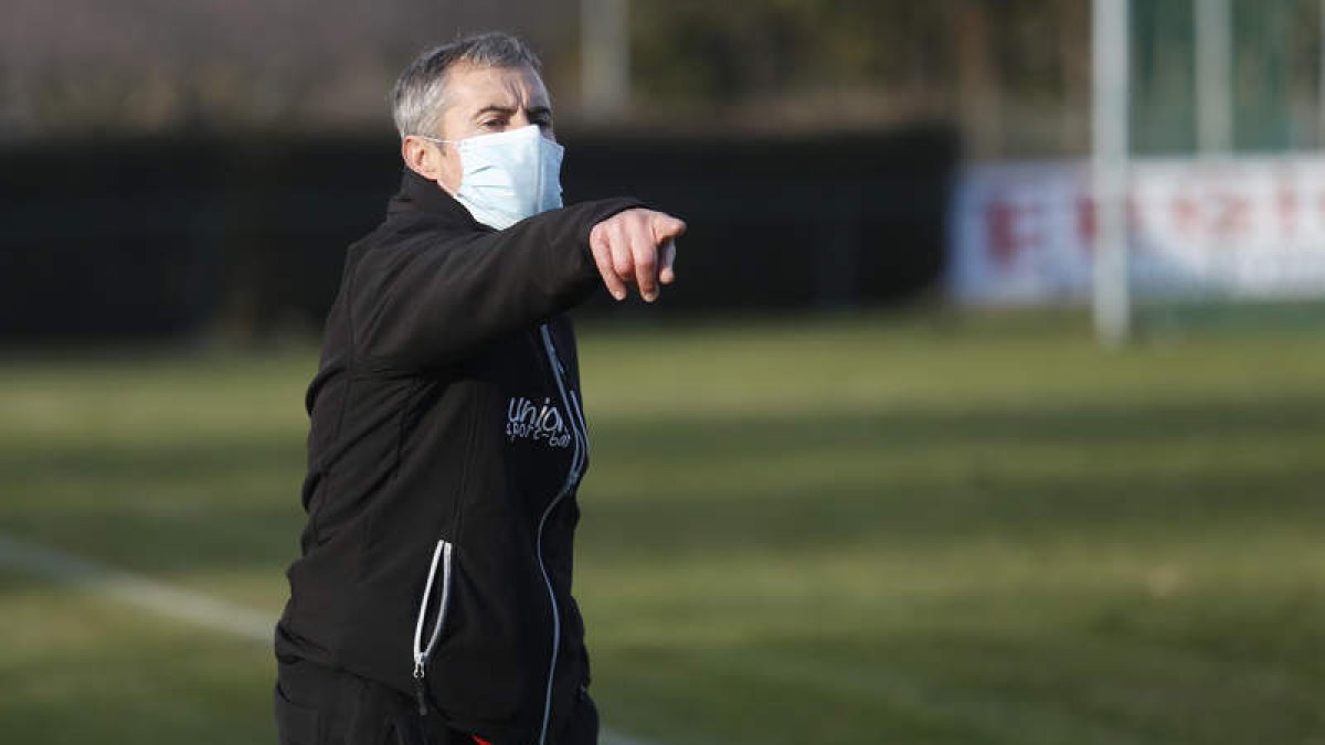 Antonio Álvarez, entrenador del Fabero, dando instrucciones a sus jugadores. FERNANDO OTERO