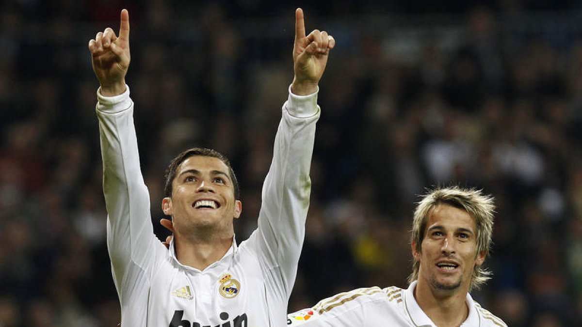 Cristiano Ronaldo celebra con Coentrao uno de sus goles de esta temporada.