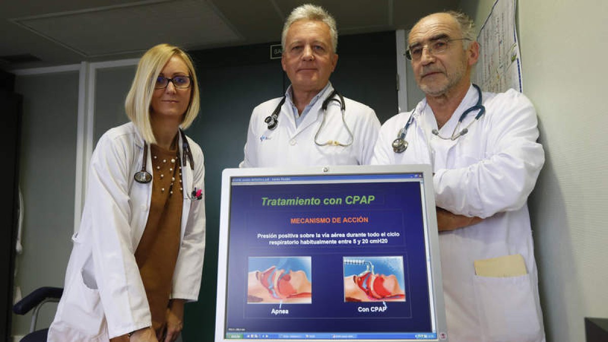 Los neumólogos Silvia Fernández, Enrique Gavela y Florentino Díez, jefe del servicio, en la consulta del sueño del Hospital de León.