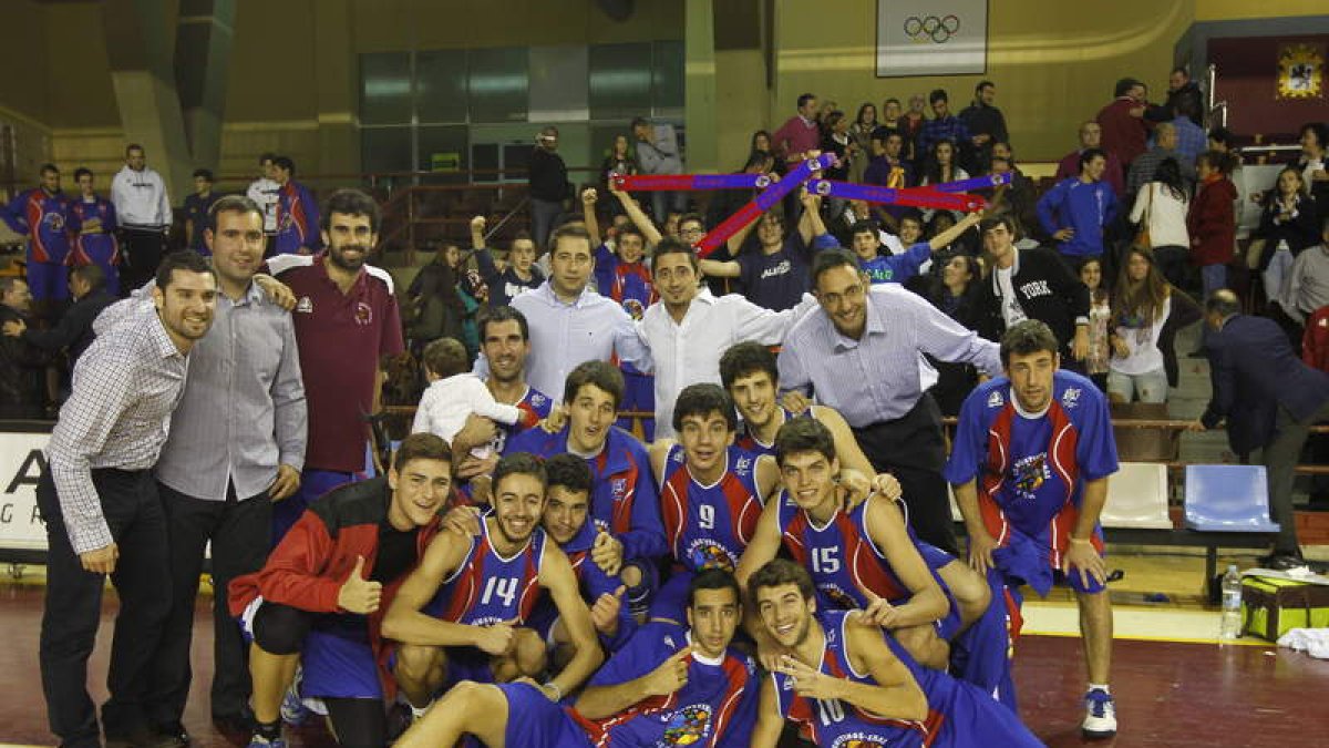 El Agustinos Leclerc disfrutó de su primer trofeo de la temporada, el título de la Copa EBA.