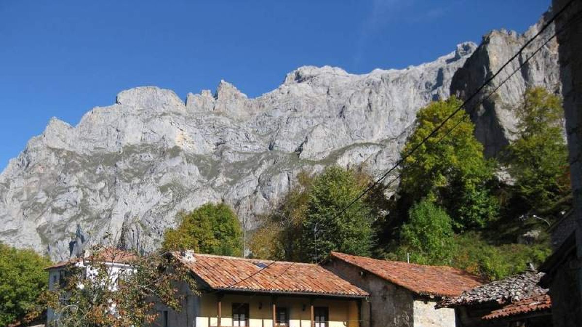 Con el paisaje de Picos de Europa como telón de fondo, El Jermoso tiene adosados hórreos que se mantienen intactos.