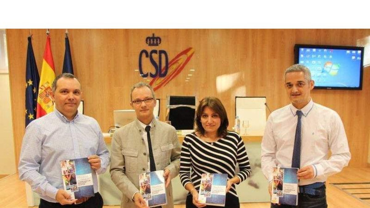 José Manuel Díez, primero por la derecha, durante la presentación del libro en el CSD. DL