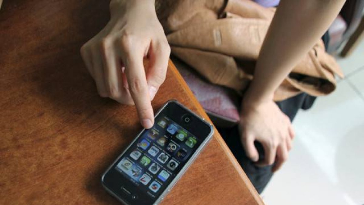 Un usuario, con el iPhone 4.