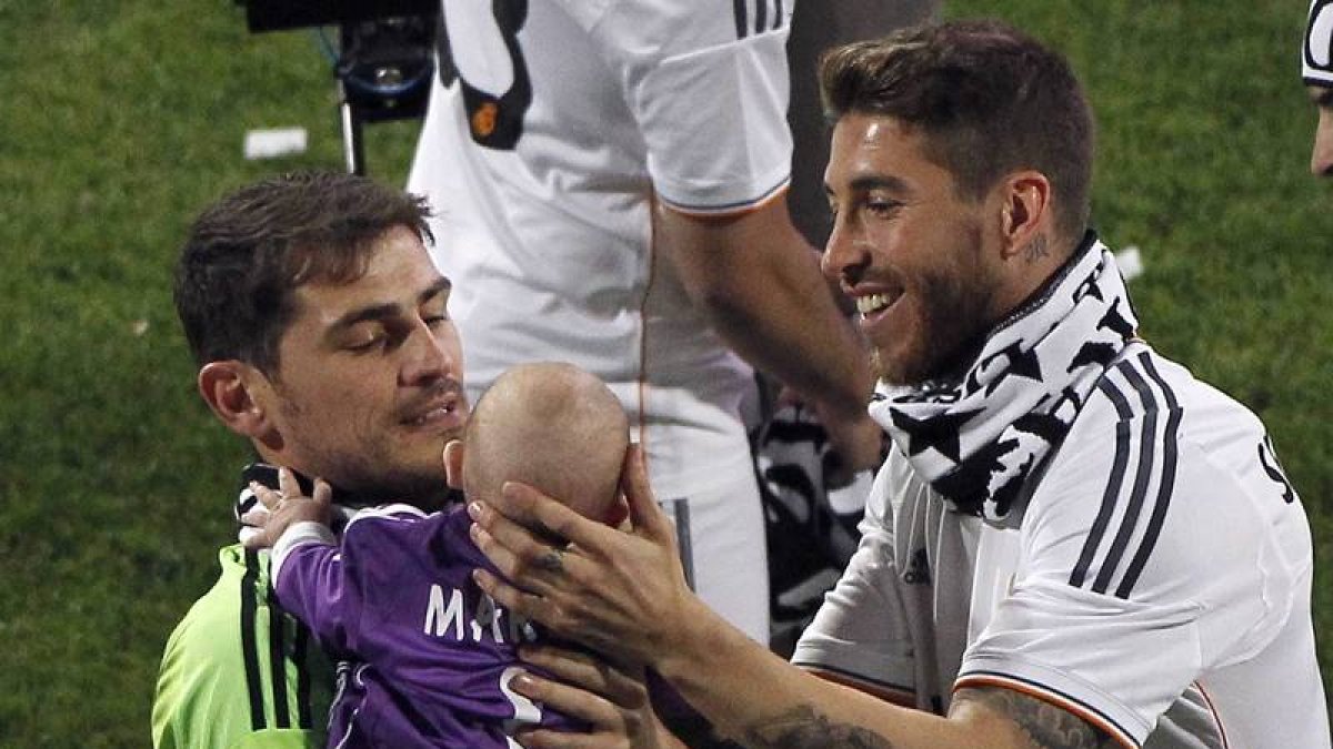 Ramos y Casillas con el hijo de Íker. Fueron los jugadores más aclamados por la afición del Madrid que acudió al Bernabéu.