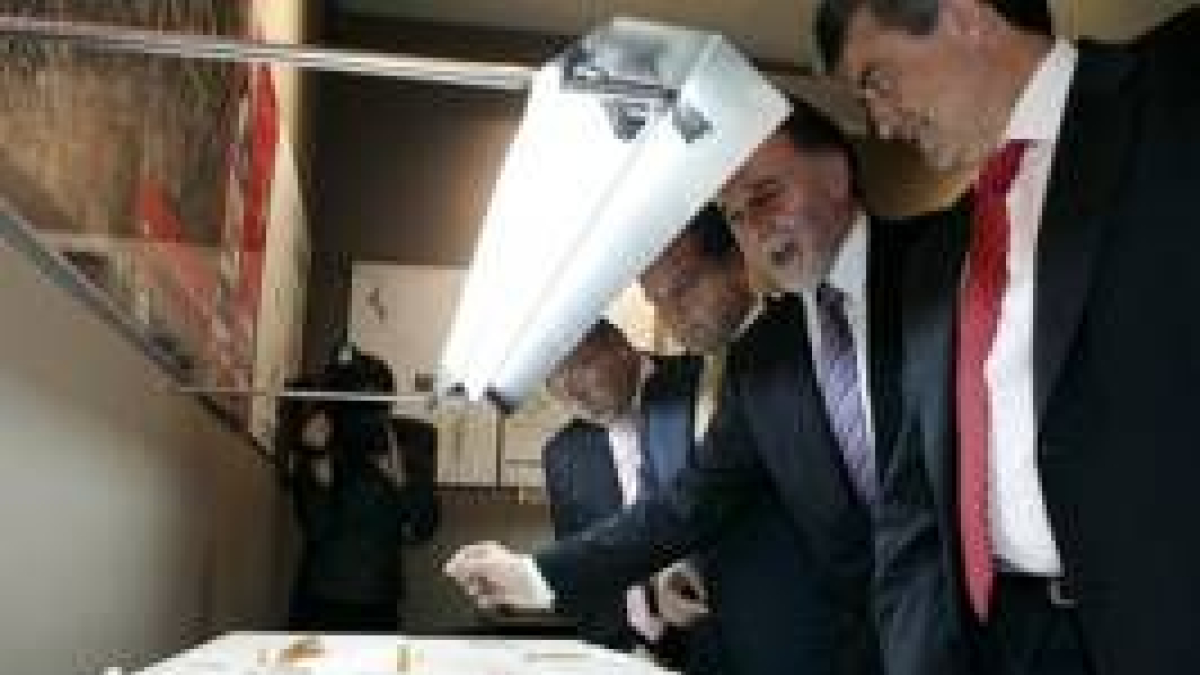 Eduardo Fernández, Mario Amilivia, Miguel Alejo y Miguel Martínez examinan el proyecto ganador