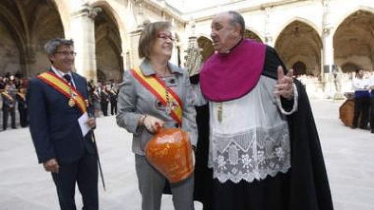 Evelia Fernández entregó una hucha al síndico del Cabildo, Mario González.