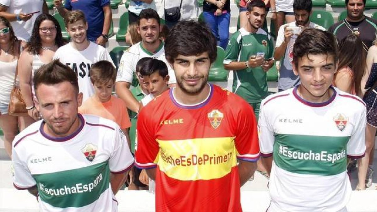 Jugadores del Elche posan con las equipaciones de la próxima temporada.