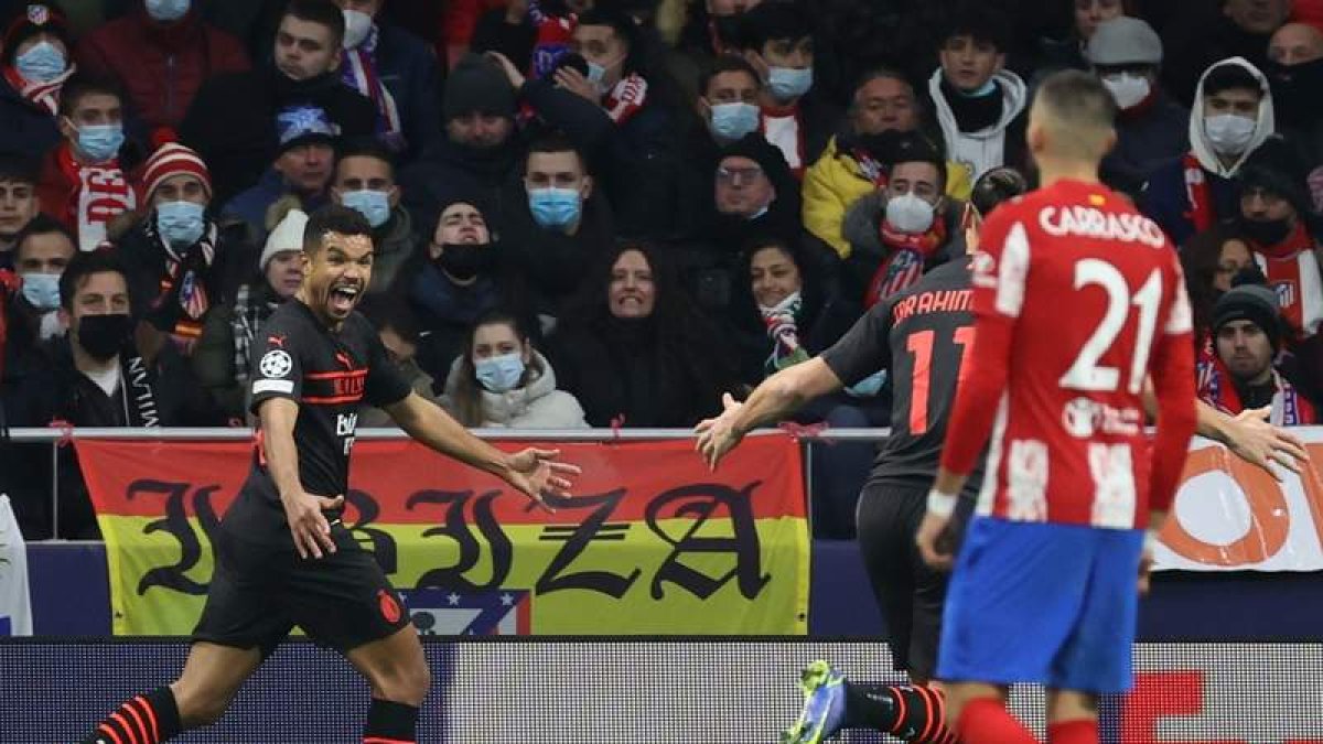 El brasileño del Milan Junior Messias celebra su gol ante un Carrasco abatido. KIKO HUESCA