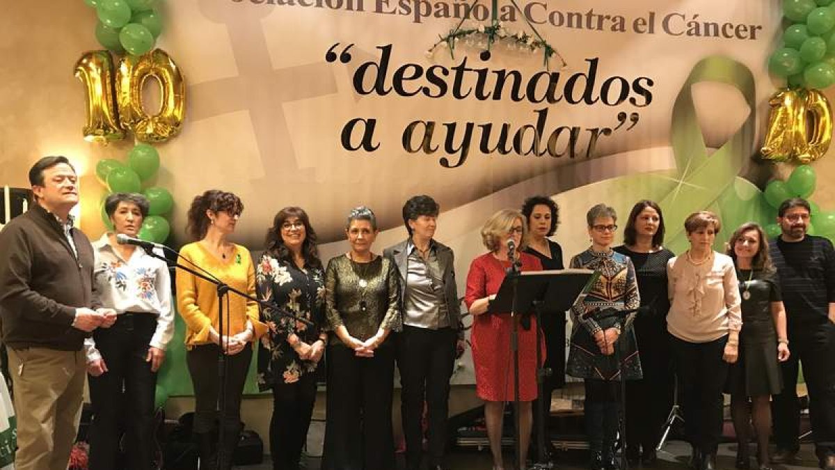 Los miembros de la junta local de La Bañeza, el sábado antes de la cena anual. A. VALENCIA