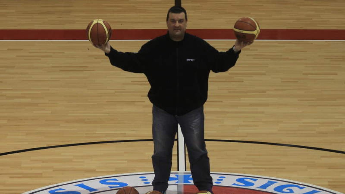 Chiqui Barros, entrenador del Embutidos Pajariel Bembibre PDM