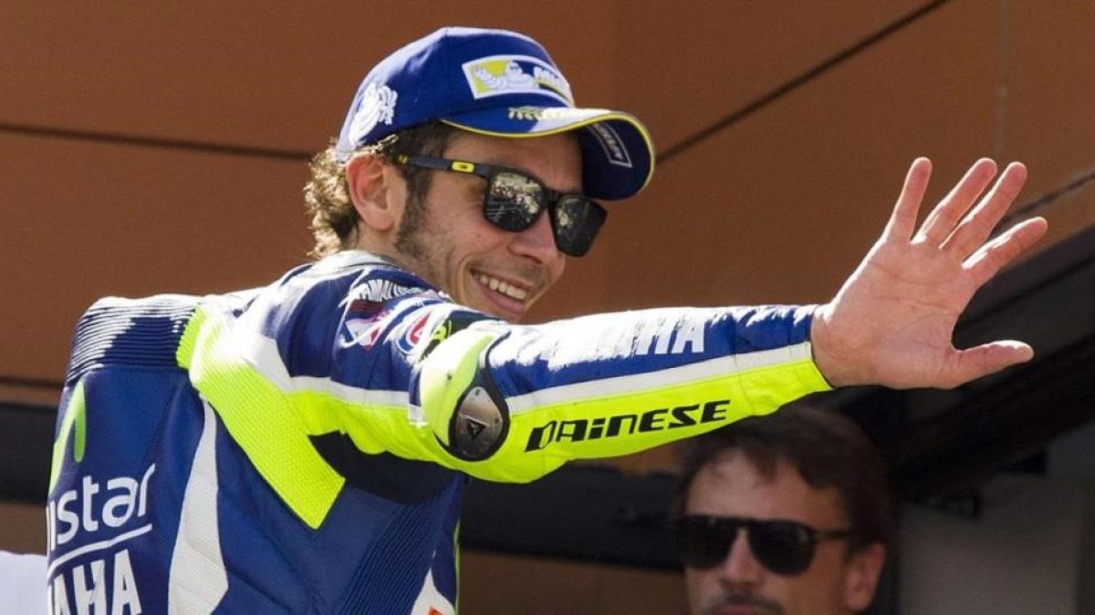 Valentino Rossi saluda desde el podio de Alcañiz.