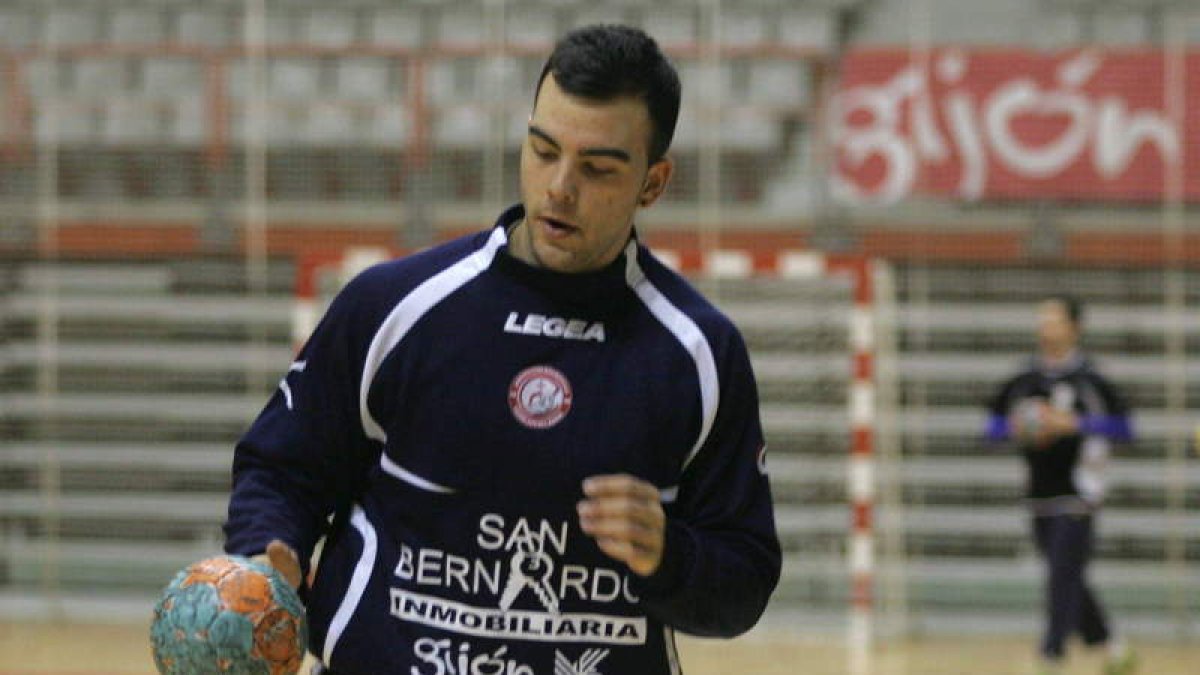 El lateral asturiano Alex Costoya durante su etapa como jugador en el Juanfersa Gijón. EL COMERCIO