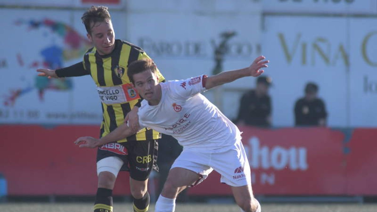 Eneko Capilla trata de irse de un rival en un lance del encuentro disputado en el campo Baltasar Pujales de Vigo. EUGENIO ÁLVAREZ