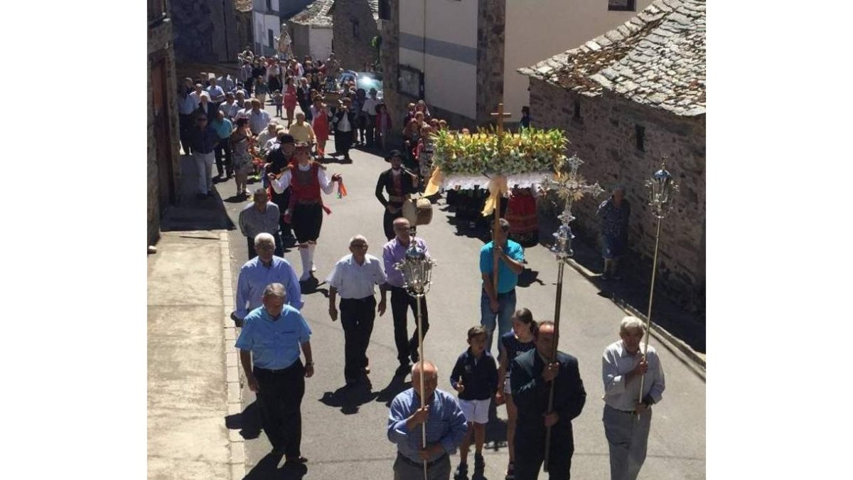 La procesión pasea las tradiciones por la localidad. J.A.D.