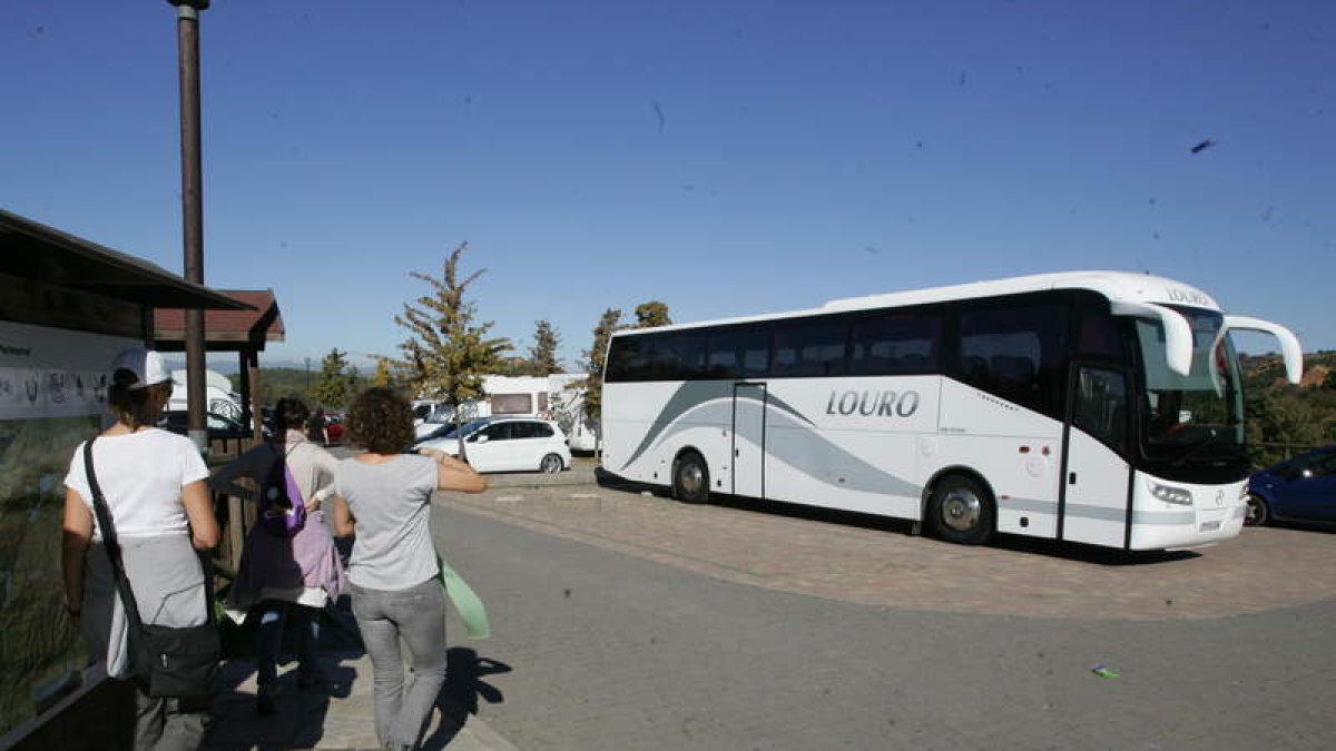 Autobús de turistas estacionado a las puertas de Las Médulas, el pasado otoño. L. DE LA MATA