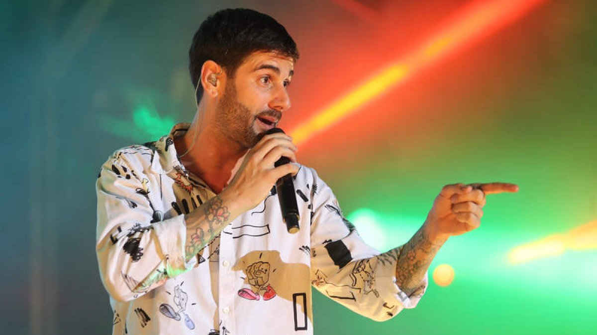 Melendi, ayer noche en el Auditorio Municipal de Ponferrada en su gira ‘Quítate las gafas’. L. DE LA MATA