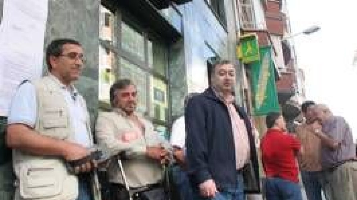 Varios delegados de CC.OO. se concentraron ayer a las puerta de la sede de la Once en Ponferrada