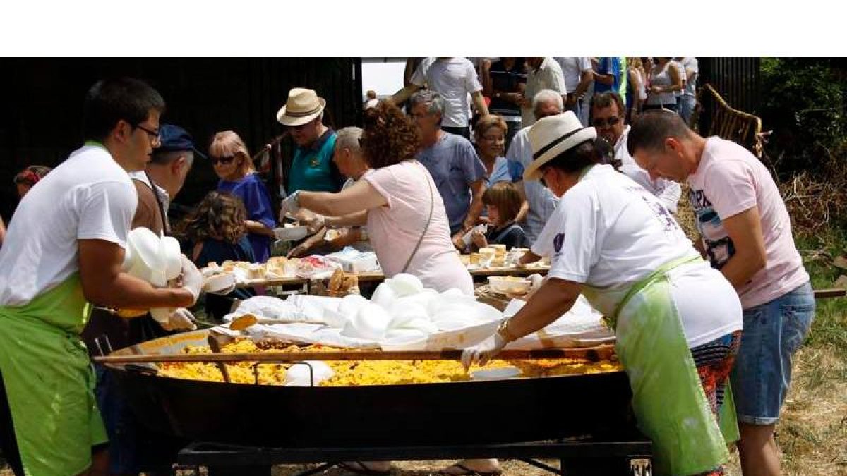 La degustación de la paella reúne a numeroso público. CAMPOS