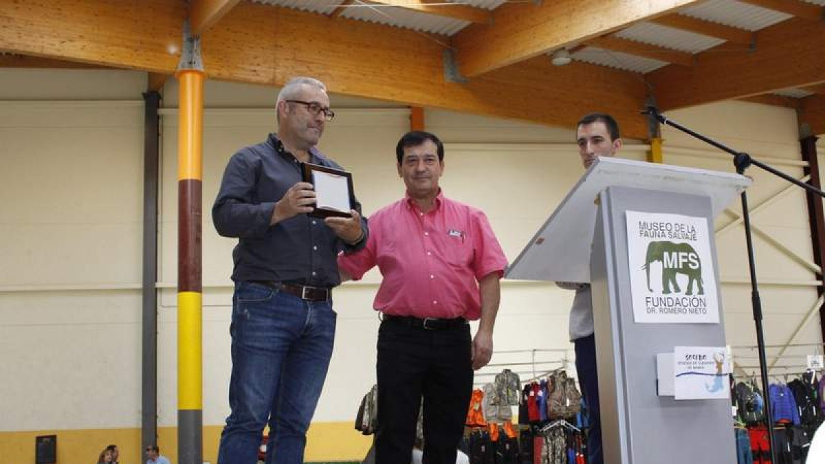 EL pregonero, Michel Coya, junto al alcalde de Boñar, Roberto Álvarez, durante la inauguración de la muestra, que reúne a cerca de medio centenar de expositores. CAMPOS