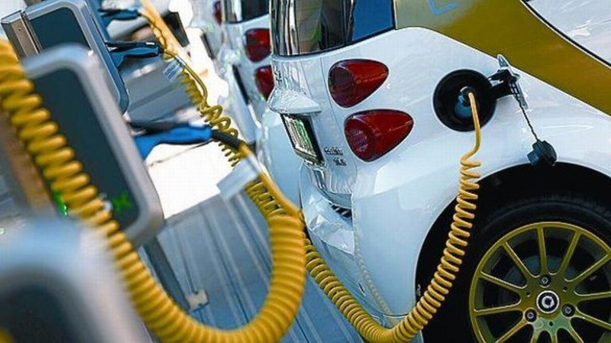 Coche eléctrico enchufado a un punto de carga.
