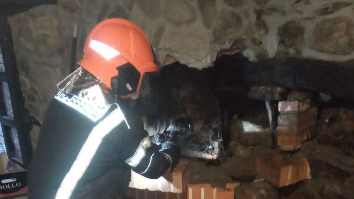 Momento de la intervención de un bombero de Ponferrada. DL