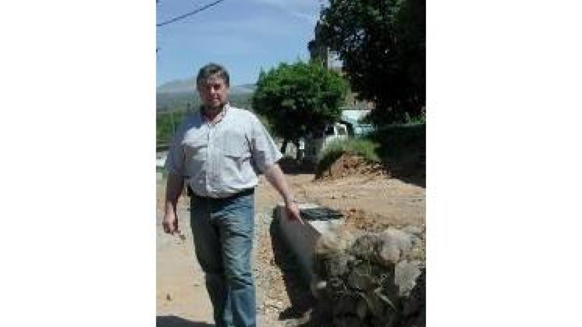 El presidente de la Junta Vecinal muestra el muro de las obras