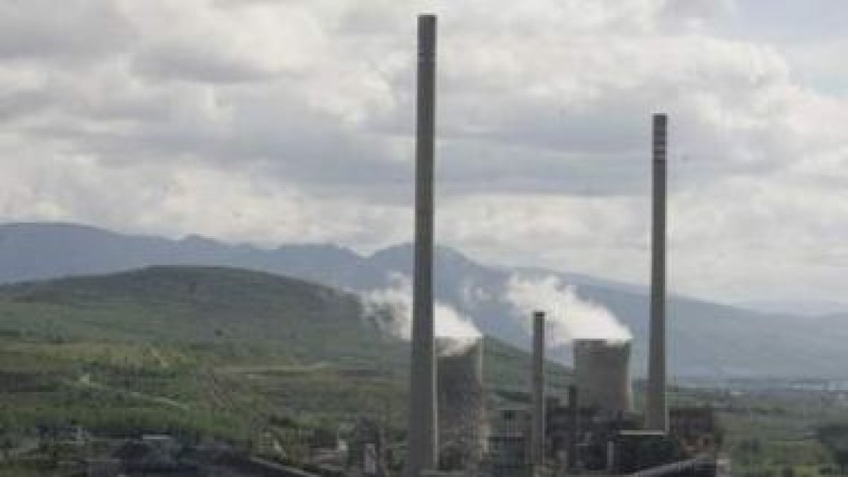 Una imagen panorámica de la central térmica de Compostilla II, en Cubillos, a pleno funcionamiento