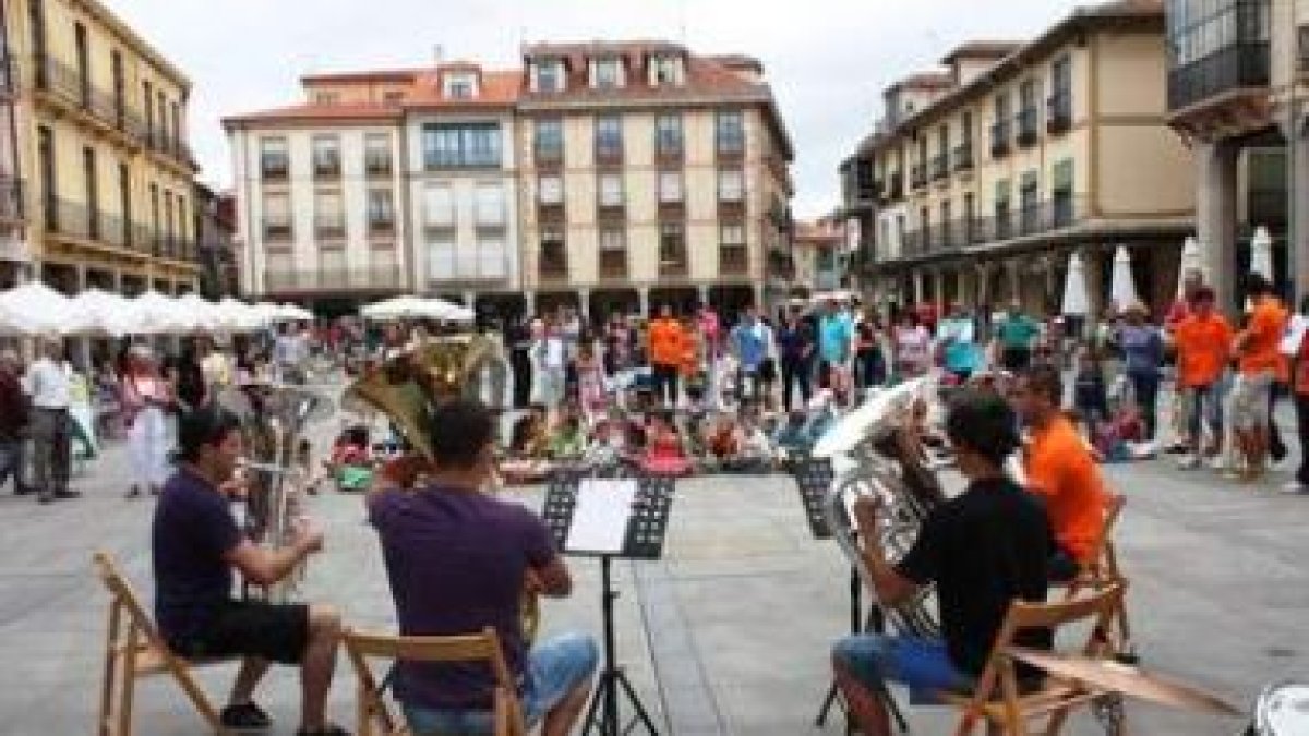 Varios alumnos, durante su actuación de ayer en la plaza Mayor.