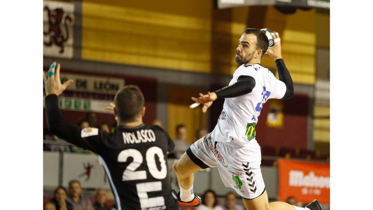 El jugador del Ademar Álex Costoya repite como internacional en la lista de Ribera. JESÚS F. SALVADORES