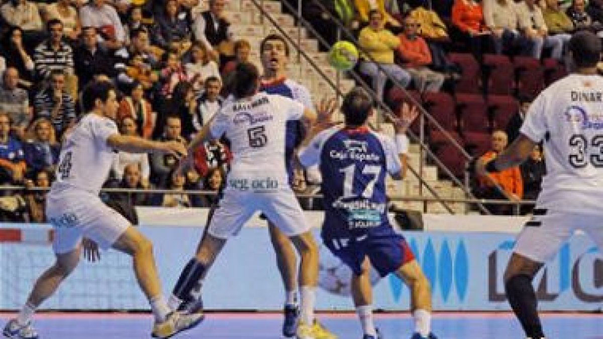Krivochlykov espera el pase de Buntic incrustado entre la defensa manchega.